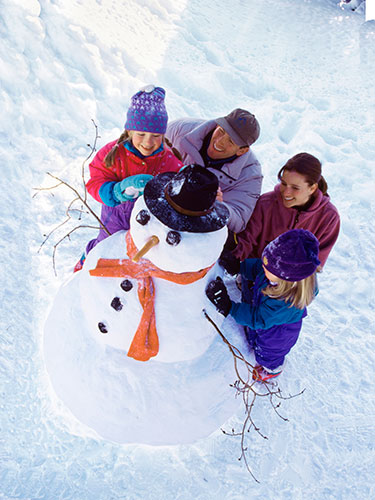 family-build-snowman